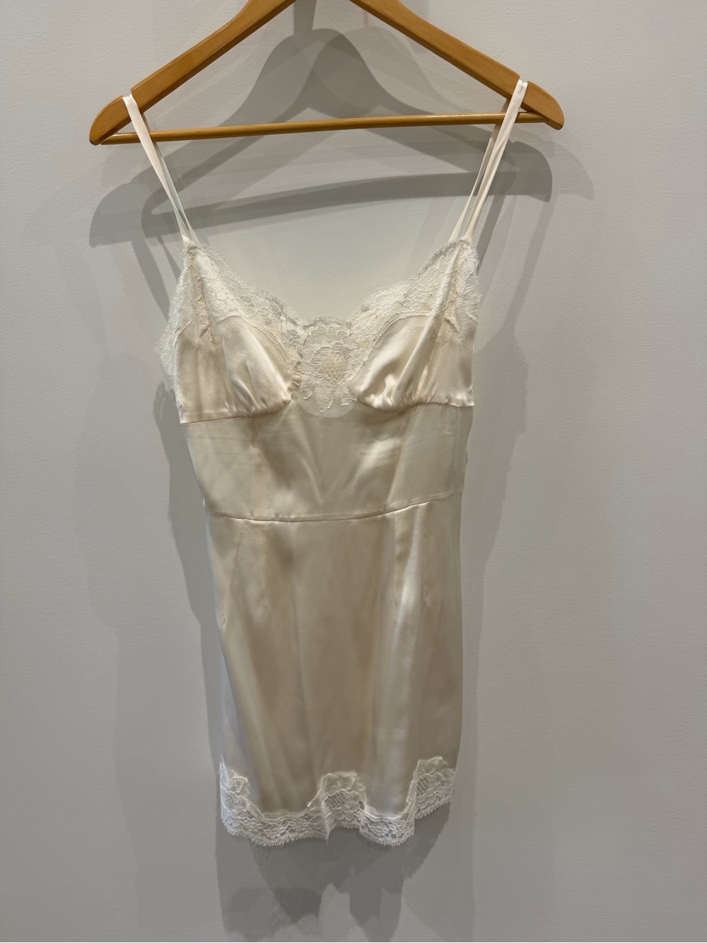 Dolce & Gabbana White Lace Mini Dress with Red Rose Embroidery - Picture 5 of 7